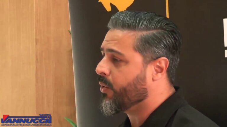 Tchelo Poeta comprando peças para restauração de sua C10 na Vannucci