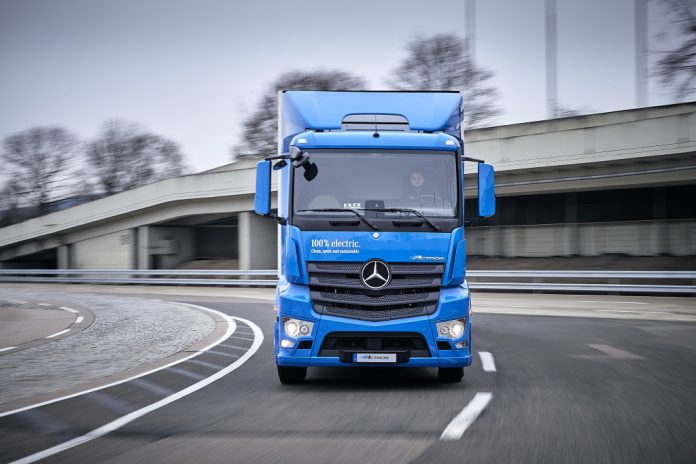 Mercedes-Benz entrega 10 Actros 100% elétrico para clientes testarem